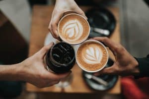 Dans quel compte enregistrer l'achat de café pour les clients?