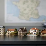 Choisir où faire un investissement locatif en France: miniatures de villes et maisons pour investissement immobilier.