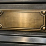 Plaque boite aux lettres personnalisée en métal avec lettres en relief.