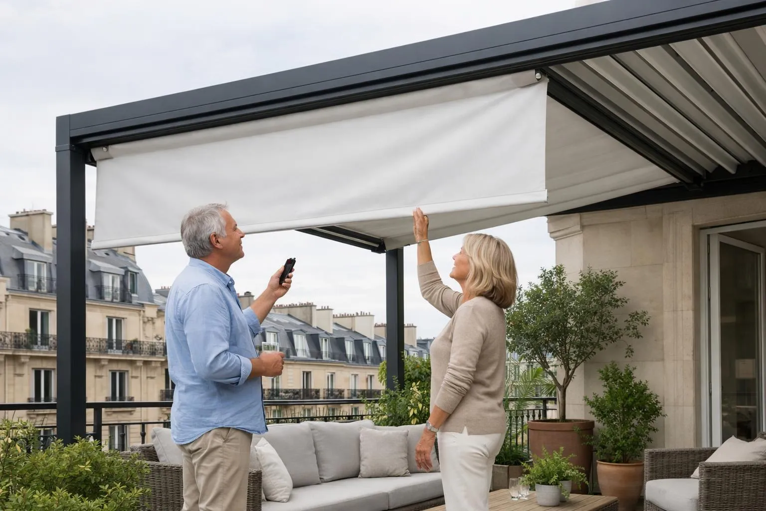 Couple âgé sur un balcon parisien, ajustant un store pour se protéger du soleil.