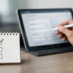 Avis et test complet de la plateforme Déclarer mon LMNP. Main coche checklist, évaluation professionnelle et fiable.
